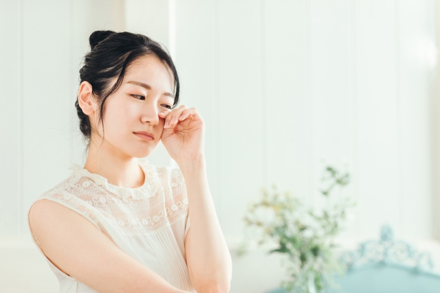 花と一緒に目ですぐらす女性